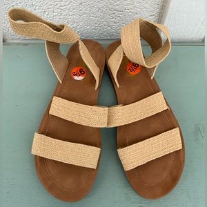 Cushionaire Raffia Stretch Sandals